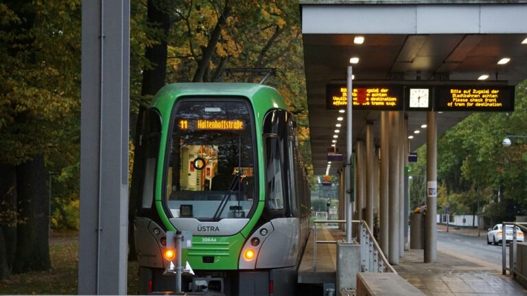 ÜSTRA tram 11 at Haltenhoffstraße station platform.