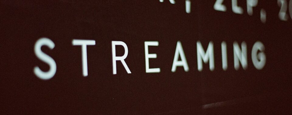 Real-time data streaming for operational AI